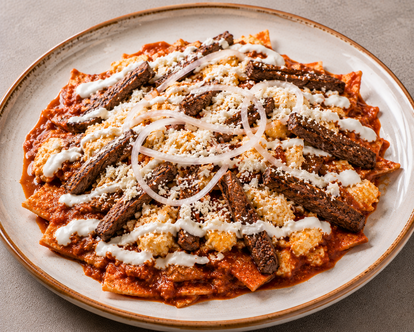 Chilaquiles de Chipotle con Huevo y Arrachera